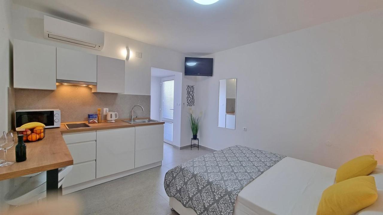 Apartmani Pavlovic Krk Town Esterno foto