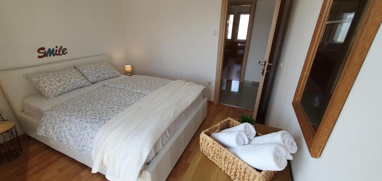 Apartmani Pavlovic Krk Town Esterno foto